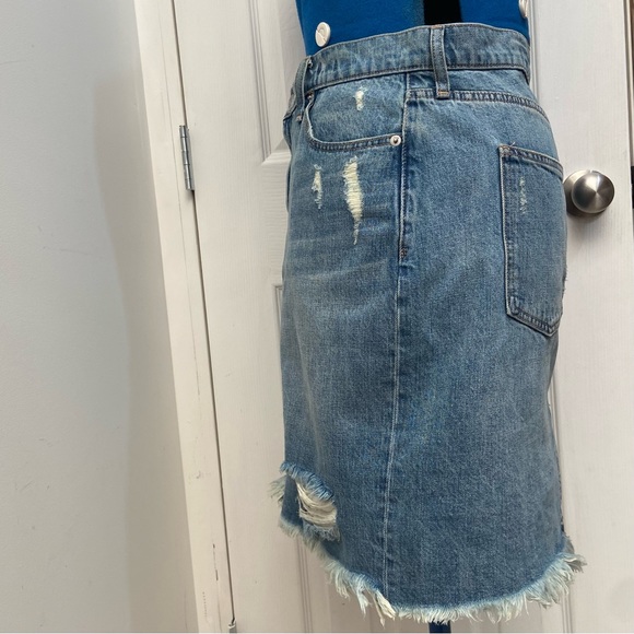 Gap denim women distressed fringed hem mini skirt. Size 33 waist. Pre-owned. - Picture 2 of 8